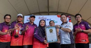 Felda recognised by Malaysia Book of Records for record-breaking oil palm treasure hunt