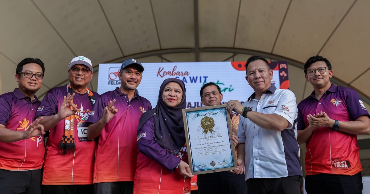 Felda recognised by Malaysia Book of Records for record-breaking oil palm treasure hunt