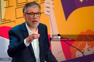 French PM should say goodbye in budget standoff says Socialist leader