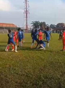 Gaduh semasa perlawanan bola sepak, dua pasukan didenda