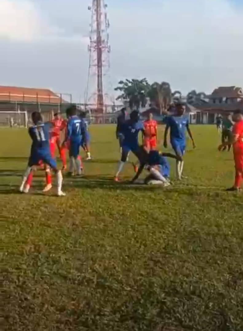 Gaduh semasa perlawanan bola sepak, dua pasukan didenda