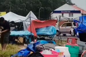 Gerai peniaga pasar malam rosak diterbangkan ribut kencang