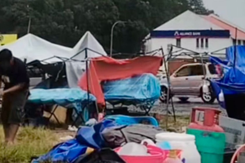 Gerai peniaga pasar malam rosak diterbangkan ribut kencang