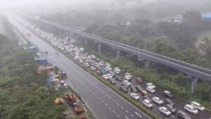 Heavy rain disrupts traffic, floods roads in India's Mumbai, and shuts down schools