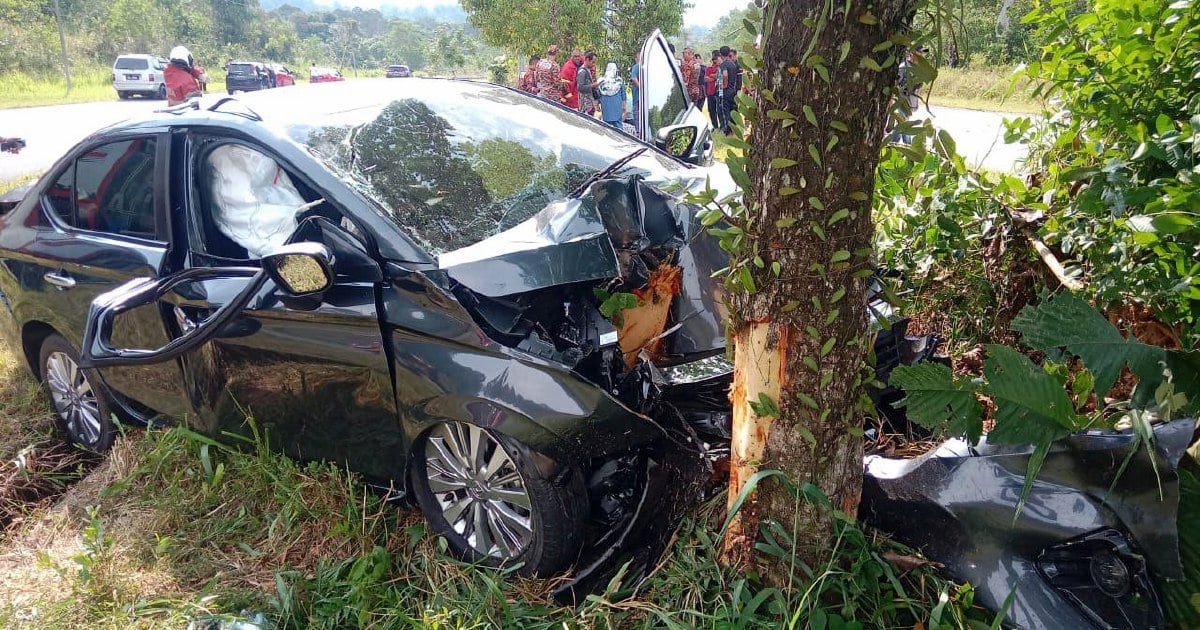 Husband and wife seriously injured after car crashes into tree in Kuching