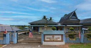 Immigration officer claims trial to robbing Pakistani