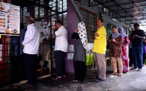 Cover Image for Ahli Parlimen DAP selar pemimpin MCA kritik lawatan ibu pejabat Umno
