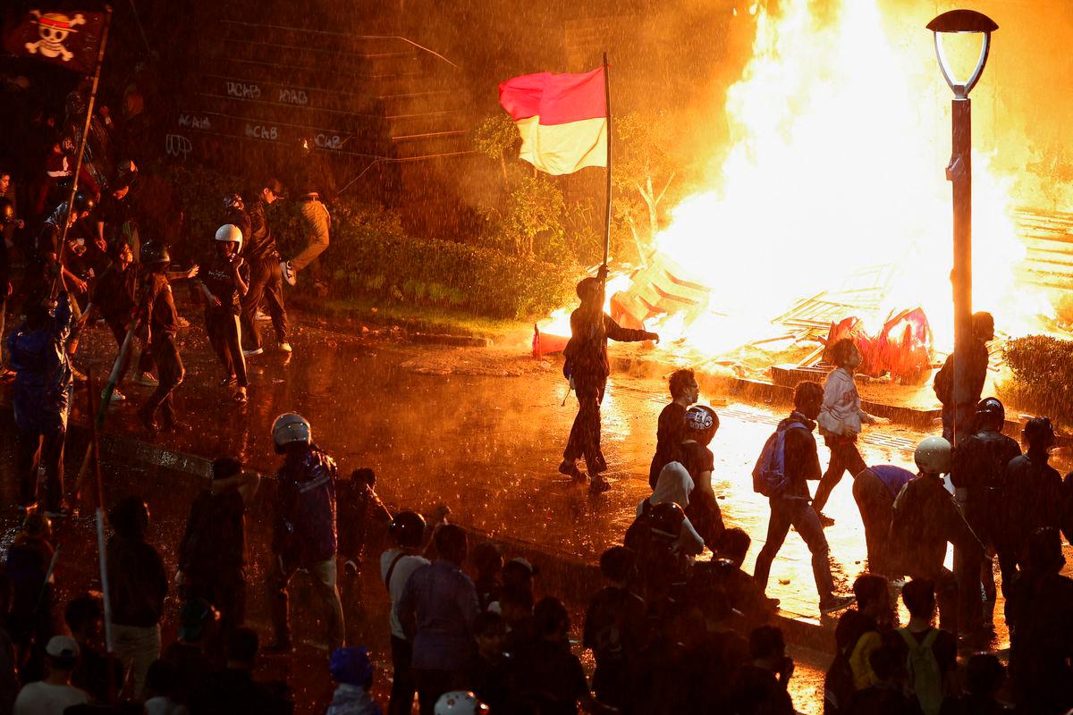 Indonesia protest blaze kills 3 as anger erupts over driver death