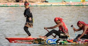 Indonesian child's viral fame draws tourists to boat race