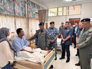 Juruterbang, jurusensor senjata dibenar keluar hospital