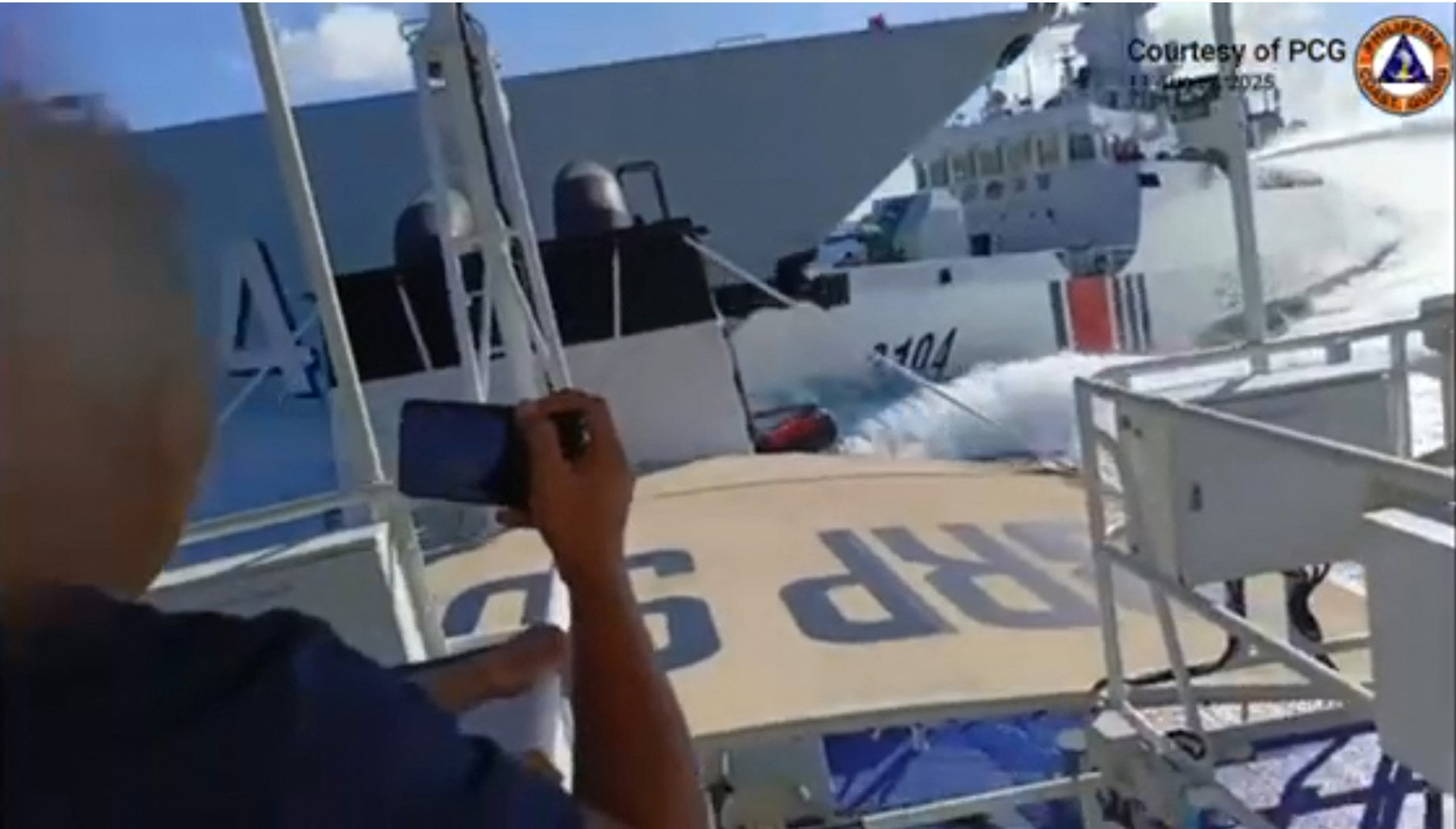 Kapal China bertembung ketika kejar bot Filipina di Laut China Selatan