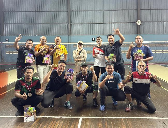Kejohanan badminton staf awam Rejimen 512 AW