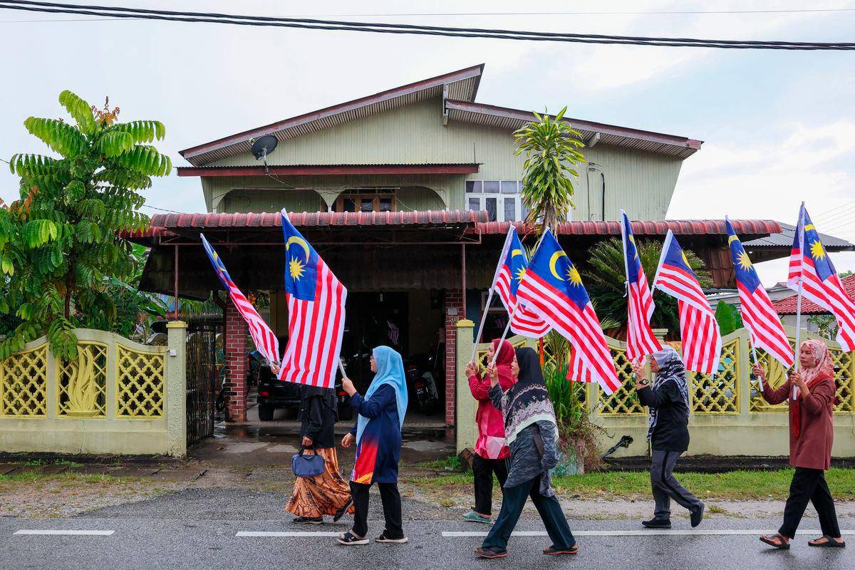 Kelantan man gives 15,000 free Jalur Gemilang flags for National Day