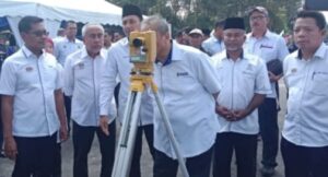 Kibar Jalur Gemilang di premis kawasan kampung, semarakkan Hari kebangsaan Ke-68 - KSN