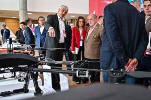 King visit Russian drone technology centre in Moscow