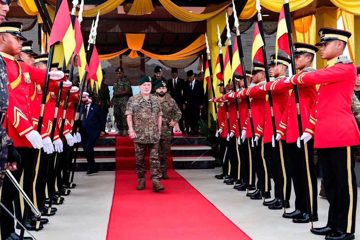 King warns MINDEF against buying ‘flying coffins’