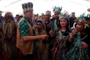 Komputer riba “hadiah” Kerajaan Pahang buat pelajar Orang Asli lanjut pengajian di IPTA