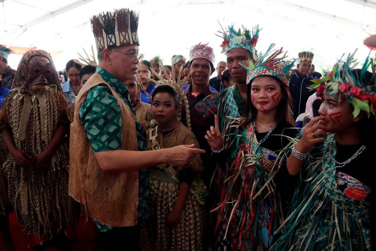 Komputer riba “hadiah” Kerajaan Pahang buat pelajar Orang Asli lanjut pengajian di IPTA