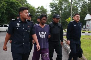 Lelaki didakwa bunuh bapa guna kerusi kayu