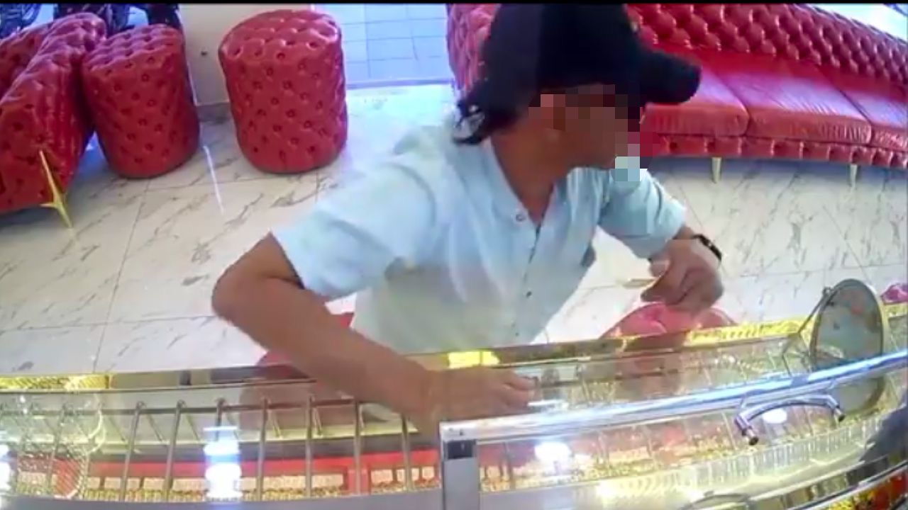 Lelaki larikan gelang emas selepas pura-pura mahu beli untuk isteri