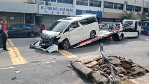 MPV mewah terbabas rempuh tiga kereta