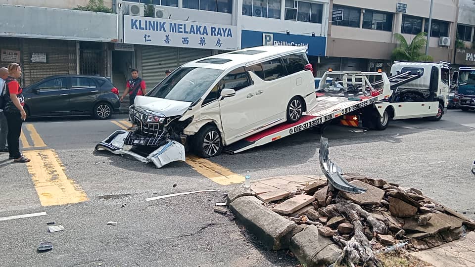 MPV mewah terbabas rempuh tiga kereta