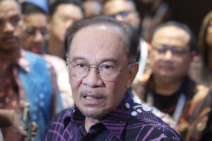 Muhyiddin pun kena minta maaf – Anwar
