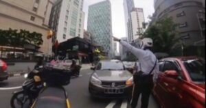 #NSTviral: Netizens praise policeman for enforcing traffic rules on queue-cutters