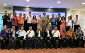 Cover Image for Hampir 30 Ahli Parlimen DAP lawat Ibu Pejabat Umno, dijemput Zahid