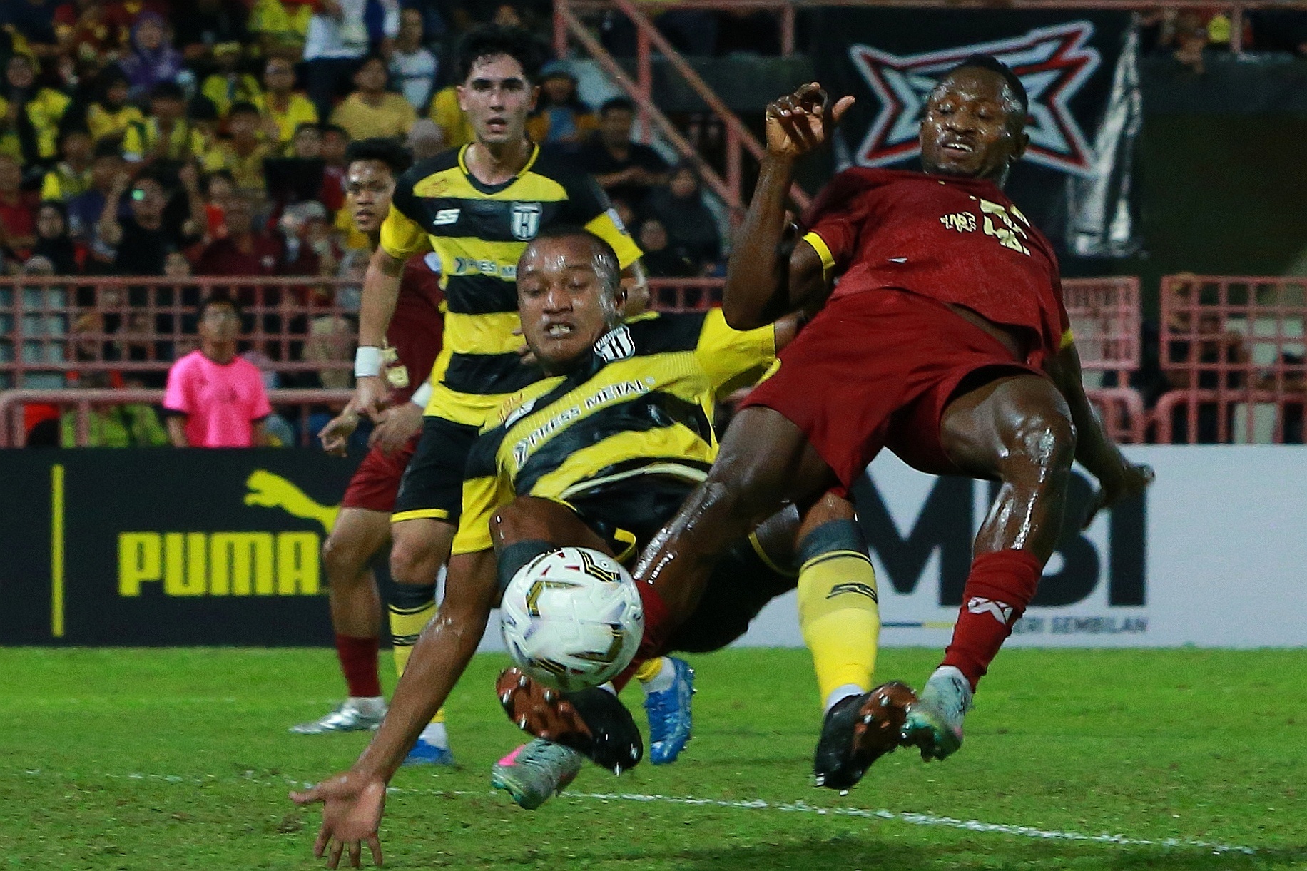 Negeri Sembilan, Kuching City berkongsi mata di Paroi