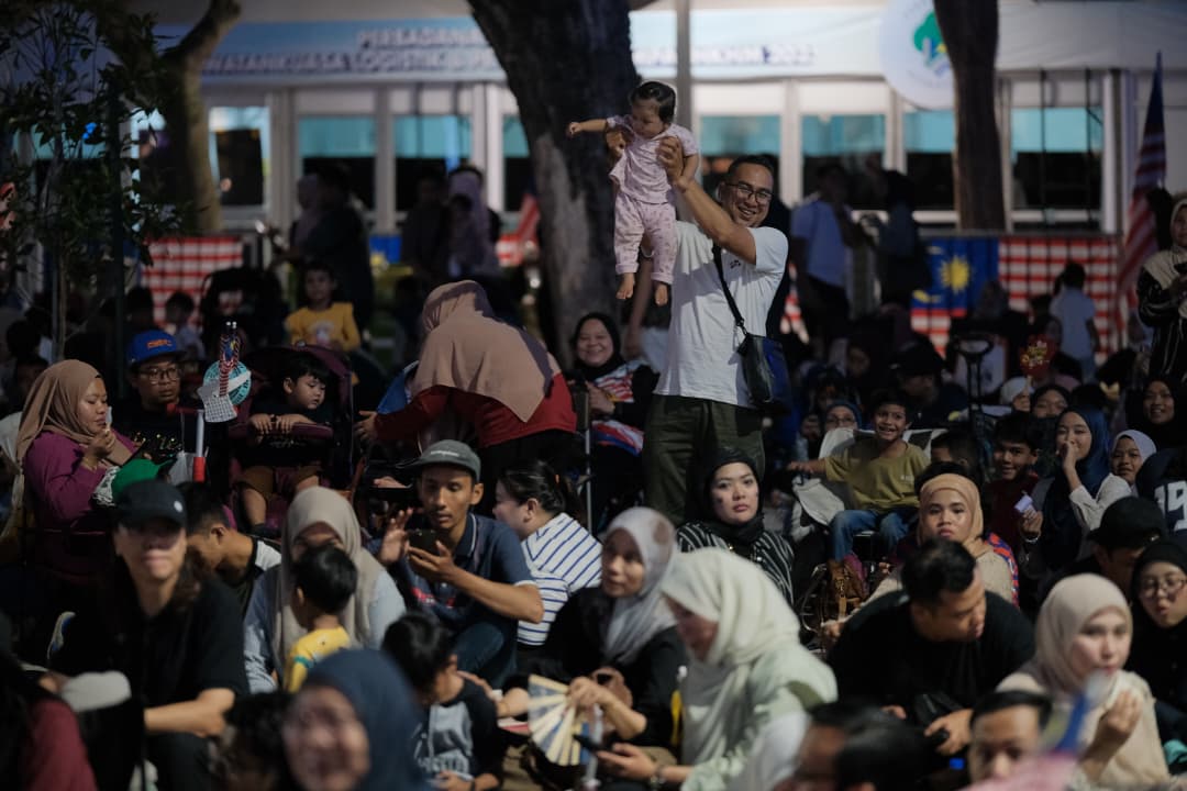 Orang awam mula banjiri Dataran Putrajaya seawal 8 malam