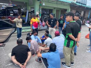 PATI lari bertempiaran elak ditahan