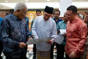 PM Anwar meets opposition on Urban Renewal Bill in Parliament lobby