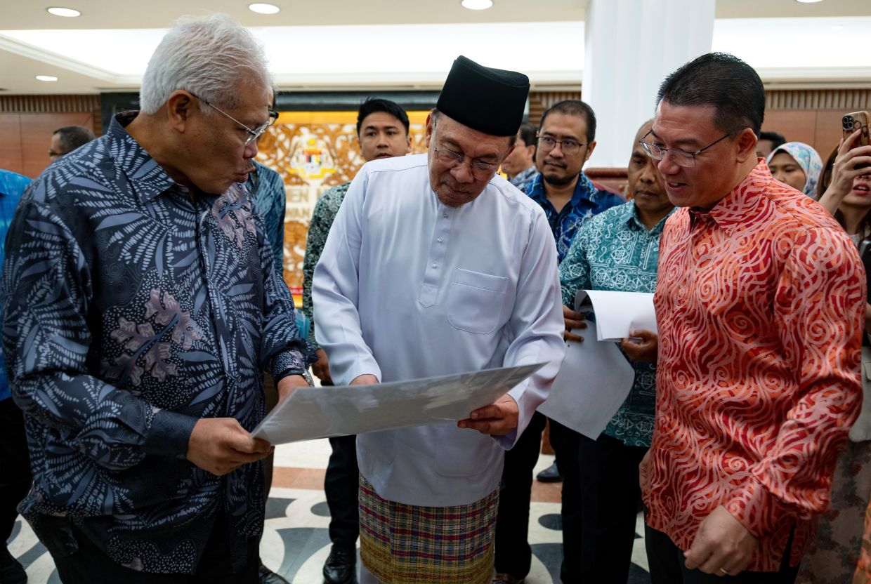 PM Anwar meets opposition on Urban Renewal Bill in Parliament lobby
