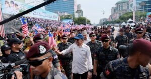 PM mingles with crowd after National Day parade