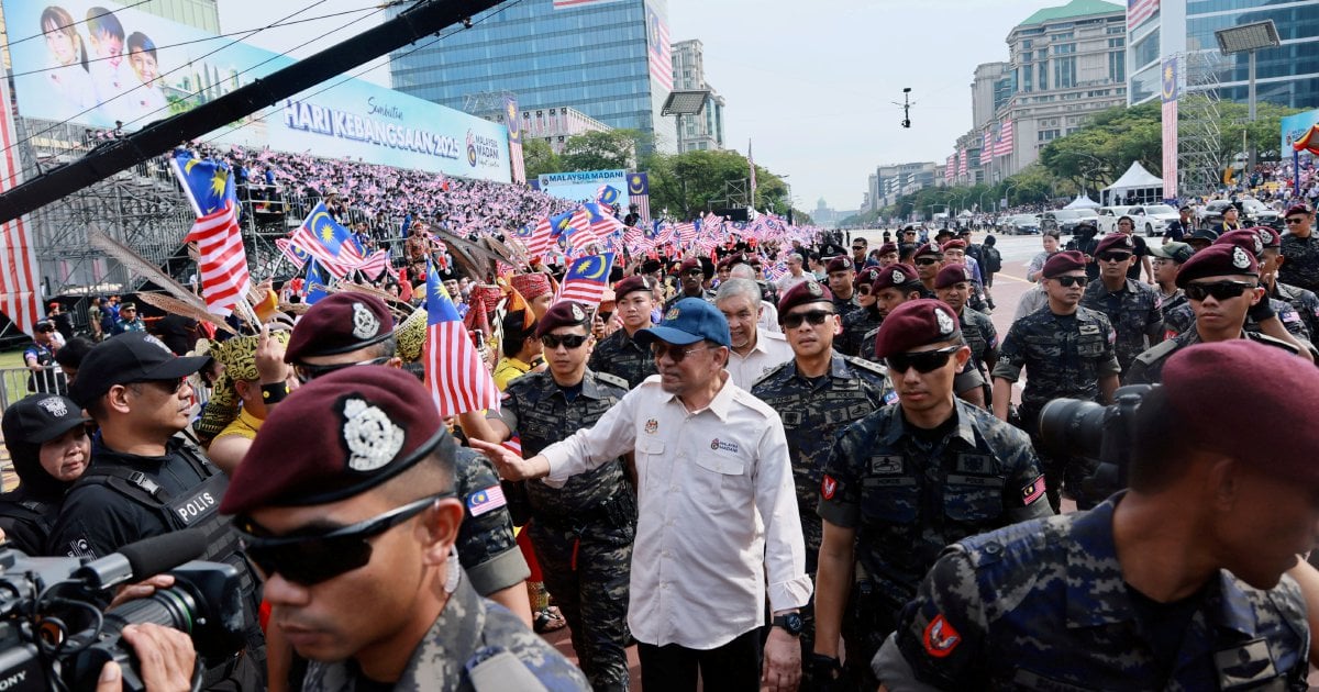 PM mingles with crowd after National Day parade