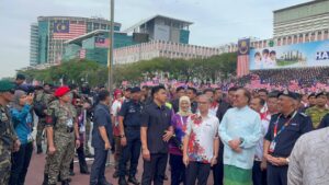 PM tinjau raptai penuh Sambutan Hari Kebangsaan 2025, raikan petugas dan peserta