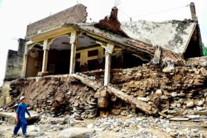 Pakistan rescuers recover bodies after monsoon rains kill 320