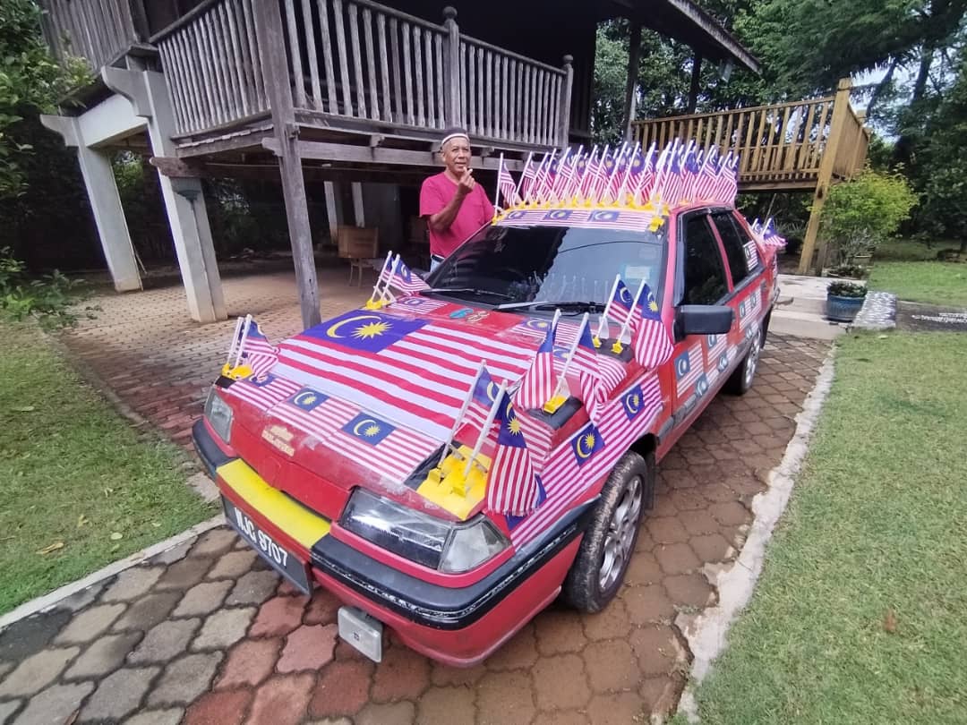 Pasang bendera pada kereta sejak 20 tahun lalu