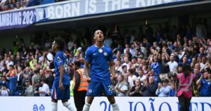 Pedro and Fernandez on target as Chelsea beat Fulham 2-0