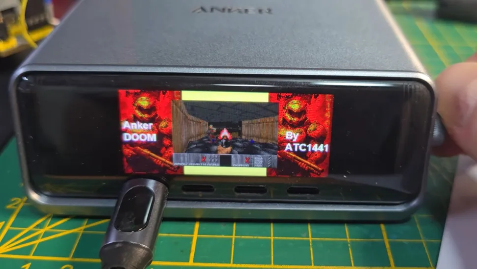 Pengecas Desktop Anker Prime Charging Station Digodam Untuk Memainkan DOOM