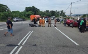 Penunggang motosikal maut rempuh kereta dipandu warga emas keluar simpang tiba-tiba