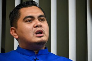 Perang mulut pemimpin BN dan DAP isu bendera terbalik