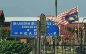 Cover Image for Jalur Gemilang terbalik, SJKC Chung Hua Port Dickson mohon maaf