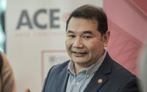 Rafizi tegur Fadhlina libatkan pelajar ucap hari jadi PM