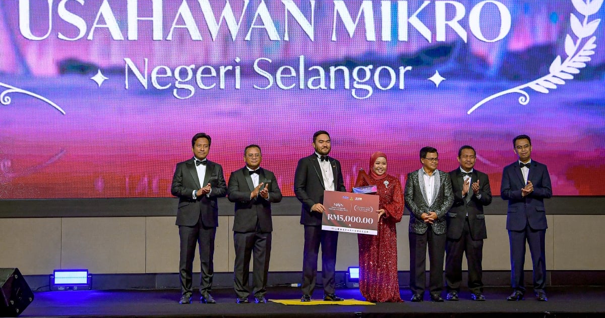 Raja Muda of Selangor presents awards to state's top micro entrepreneurs
