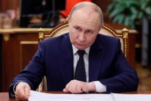 Russia rejects EU troops in Ukraine and delays Zelensky meeting