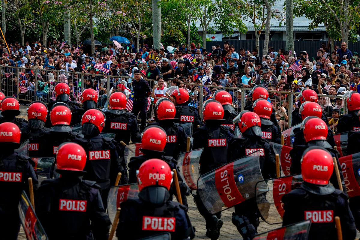 Sambutan Hari Kebangsaan 2025 meriah di seluruh negara dengan tema Malaysia MADANI