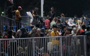 Sanggup panjat pagar rebut tempat duduk sambutan Merdeka