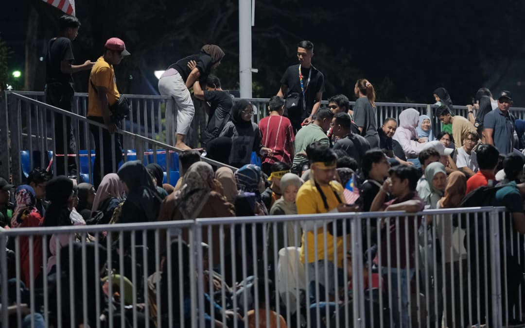 Sanggup panjat pagar rebut tempat duduk sambutan Merdeka